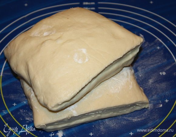 Слоеное дрожжевое тесто для круассанов готово к работе. 