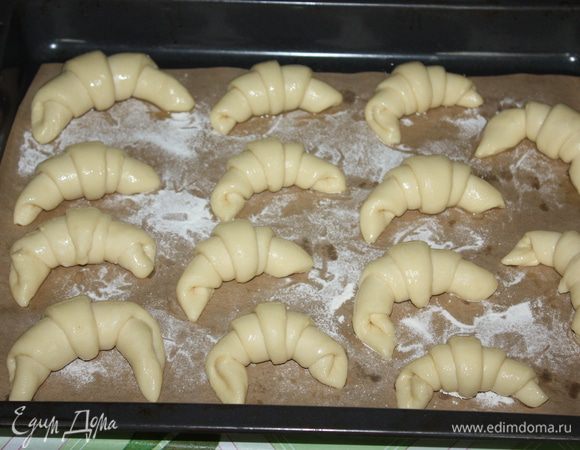 Желток смешиваем с молоком, смазываем каждый круассан. 