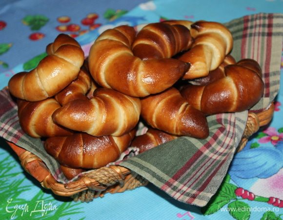 Выпекаем круассаны в предварительно разогретой духовке до 180°С около 12 минут. В этот время готовим сироп. Горячую воду смешиваем с сахаром. Достаем круассаны, пока они еще горячие, смазываем их сиропом и охлаждаем. 