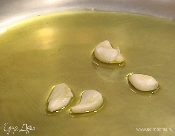 Выложить чеснок в небольшую сковороду, сбрызнуть 1−2 ч. ложками оливкового масла и на медленном огне довести до золотистого цвета, затем остудить, не вынимая из сковороды.