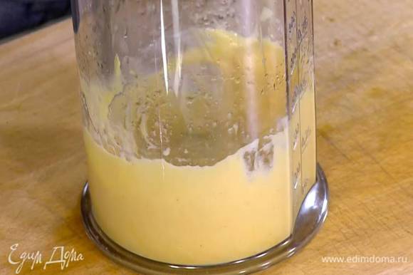 Желтки с солью и перцем взбить маленьким венчиком, затем по капле начать добавлять оливковое масло. Когда майонез уплотнится, вливать масло тонкой струйкой, время от времени добавляя по капле лимонного сока.