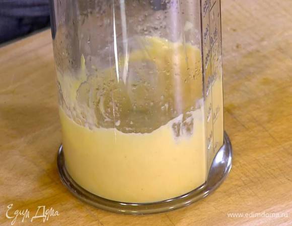 Желтки с солью и перцем взбить маленьким венчиком, затем по капле начать добавлять оливковое масло. Когда майонез уплотнится, вливать масло тонкой струйкой, время от времени добавляя по капле лимонного сока.