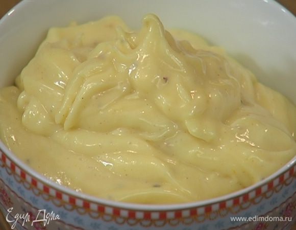 Чеснок растереть вместе с маслом, в котором он жарился, добавить к майонезу и все перемешать.