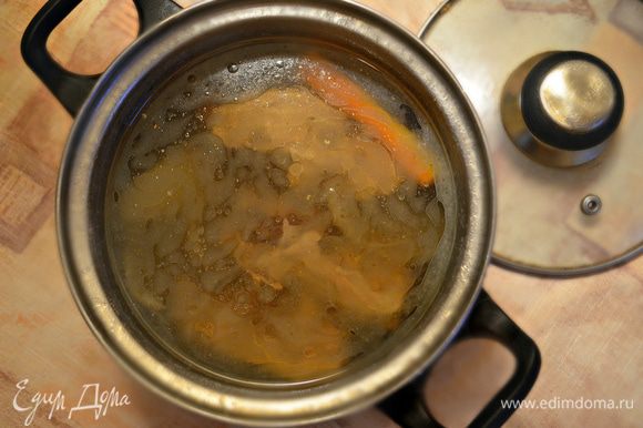 Лучше подготовить бульон с вечера, как сделала это я. А на следующий день заняться приготовлением супа, предварительно процедив бульон.