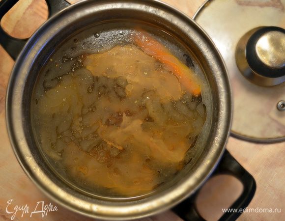 Лучше подготовить бульон с вечера, как сделала это я. А на следующий день заняться приготовлением супа, предварительно процедив бульон.