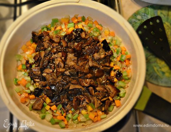 Грибы разморозьте, слейте жидкость и нарежьте небольшими кусочками. Добавьте грибы к овощам. Тушите 15 мин периодически помешивая. Посолите, приправьте перцем.