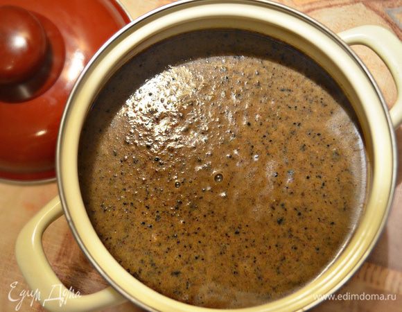 При необходимости в конце варки досолите суп. Слегка остудите, взбейте блендером, снова доведите до кипения  выключите огонь.