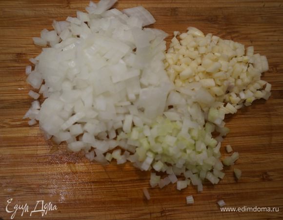 Нарезаем лук, чеснок и сельдерей. И начинаем жарить на оливковом масле. Запах перенесет вас в Италию. 