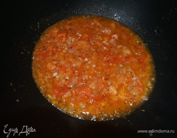 С помидоров снимаем шкурку и мелко нарезаем. Добавляем к луку и чесноку в сковороду.