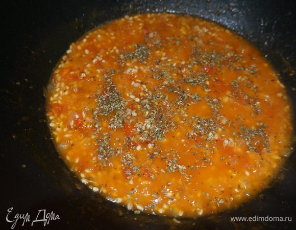 Добавляем в томаты перловую крупу и специи (базилик, орегано и перец), перемешиваем. Можно добавить рыбный или куриный бульон, но я разбавила 1/2 стакана воды. Тушим 10 минут. После вливаем вино и перемешиваем. Тушим еще 5 минут. Воду или бульон можно добавлять по мере выпаривания, но главное не переборщить. 