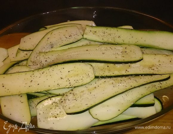 Нарезаем тонкими слайсами цукини, солим, перчим, сбрызгиваем оливковым маслом.
