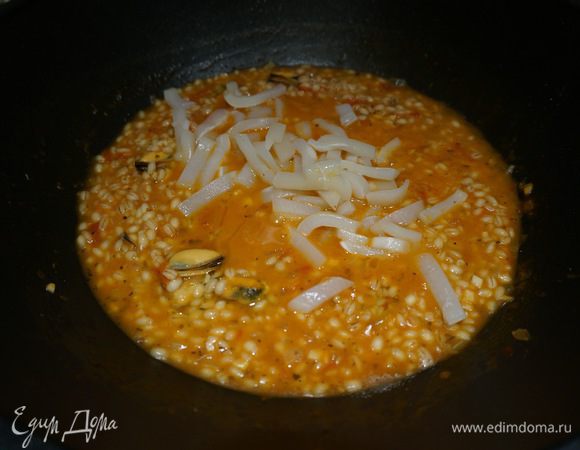 Добавляем мидии и кальмары, перемешиваем. 