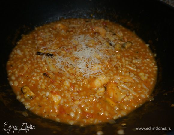 В самый последний момент добавляем креветки и пармезан. Перемешиваем и тушим еще 2 минуты. Я оставляю под крышкой еще на 5 минут, чтобы все ингредиенты пропитались. 
Готовое блюдо можно посыпать пармезаном и украсить салатом руккола. 