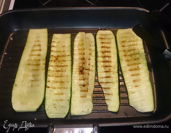 Обжариваем на сковороде (гриль) с двух сторон.