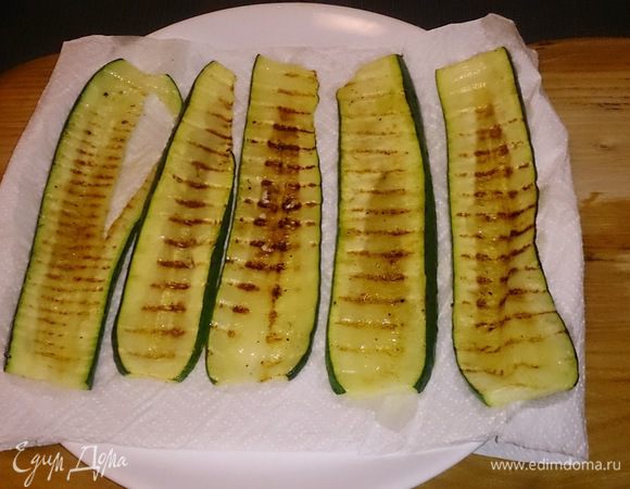 Выкладываем на бумажные полотенца, даем остыть и избавляемся от лишнего масла.