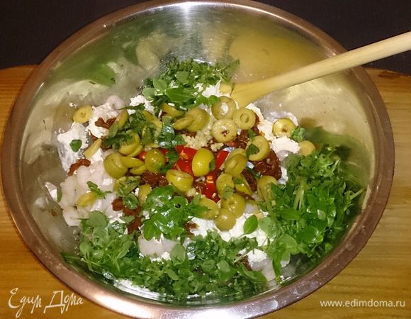 Соединяем все с мягким сыром.