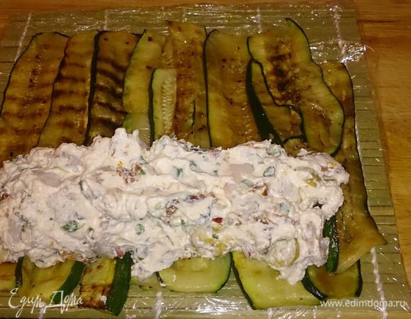 Выкладываем полоски цукини внахлест и выкладываем сверху начинку.