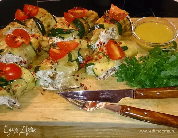 Аккуратно разрезаем на 2 — 3 части, смешиваем соус, украшаем черри, базиликом и розовым перцем, слегка его размяв (становится более ароматным), можно по желанию подать подсушенные тосты хлеба. Теперь можно и бокал красного вина. Buon Appetito!