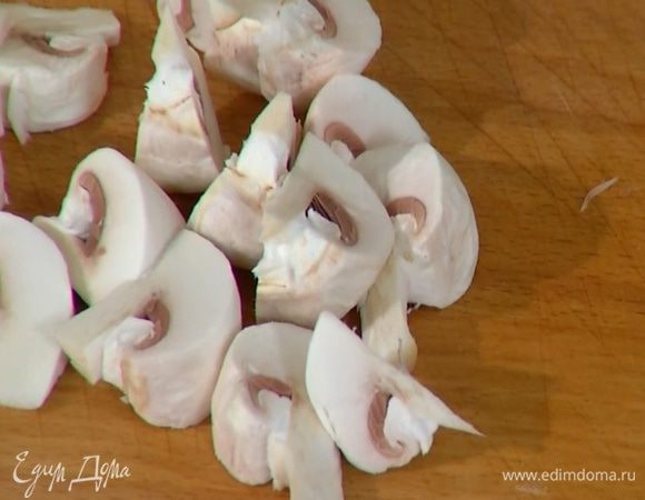 Грибы крупно нарезать, отправить в сковороду, накрыть крышкой и, помешивая, готовить 5 минут.