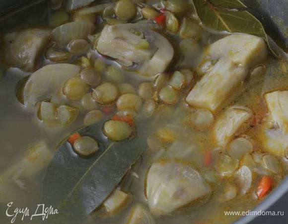 Всыпать чечевицу и залить бульоном так, чтобы все было покрыто двойным объемом, довести до кипения, добавить лавровый лист, убавить огонь и варить около 30 минут до готовности чечевицы.