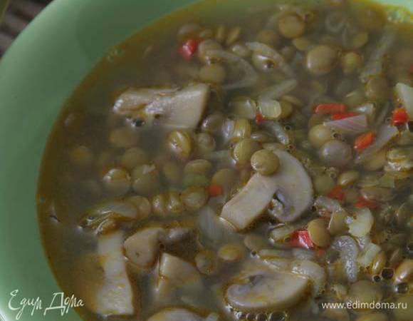 Суп посолить, поперчить и заправить соком лимона. 