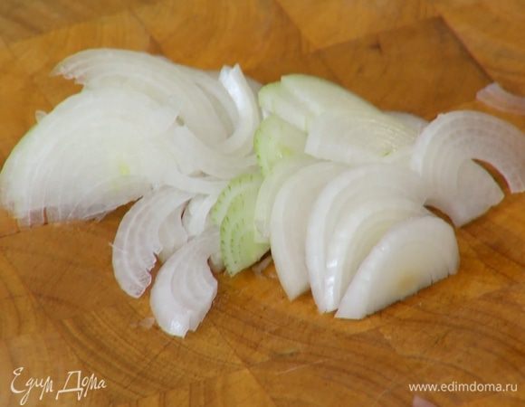 Лук почистить и тонко нарезать.