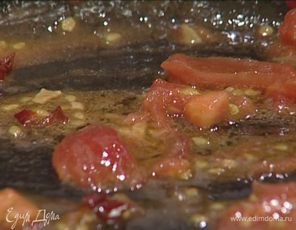 Выложить в сковороду с луком и чесноком имбирь и слегка прогреть, затем добавить помидоры, перец чили и тушить все вместе минут пять.