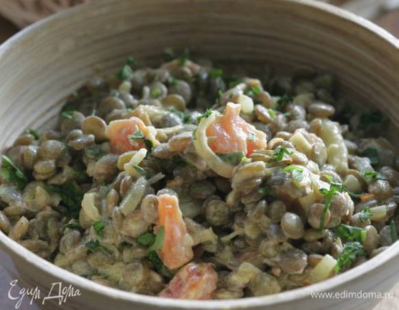 Добавить в соус чечевицу и все немного прогреть.