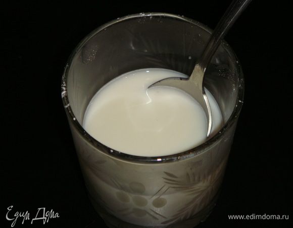 Крахмал развести в 1/2 стакане холодного молока.