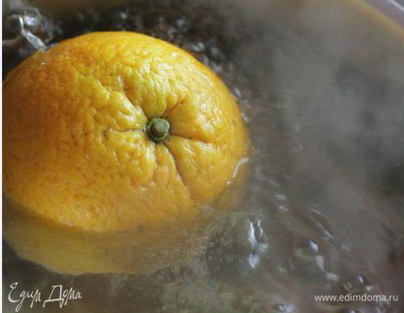 Залить апельсины холодной водой так, чтобы жидкость только покрывала их, и довести до кипения. Уменьшить огонь, прикрыть крышкой и варить, время от времени помешивая, 3–4 часа, пока плоды не станут мягкими, затем остудить. 
