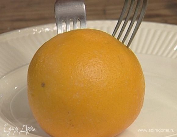 Вынуть апельсины из жидкости, в которой они варились, разрезать на четыре части, удалить косточки и внутренние перегородки, затем порезать мякоть апельсинов вместе с кожурой на кусочки размером примерно 1 см, взвесить и вернуть в кастрюлю.