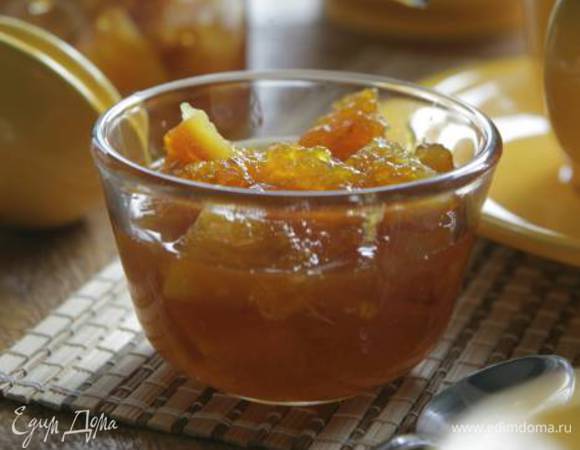 Отмерить 2/3 сахара от массы апельсинов. Засыпать апельсины сахаром, вернуть на плиту и на медленном огне довести до кипения, все время помешивая, чтобы сахар как можно скорее растворился, а затем варить на самом маленьком огне около 30 минут — мармелад должен получиться очень густым и темным. 