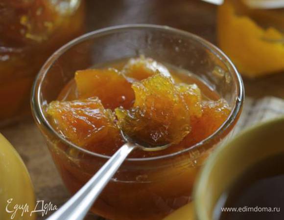 Готовый мармелад немного остудить, затем разложить в простерилизованные банки.