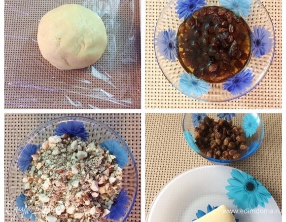 Заворачиваем тесто в пленку и убираем в холодильник минимум на 1 час (у меня на ночь).
Изюм замочить в роме (у меня коньяк).
Миндаль измельчить.
Отжатый изюм смешать с марципаном — это начинка для яблок.

