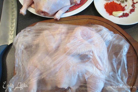 Отбить курицу до плоского состояния (удобно это делать, накрыв ее пищевой пленкой).