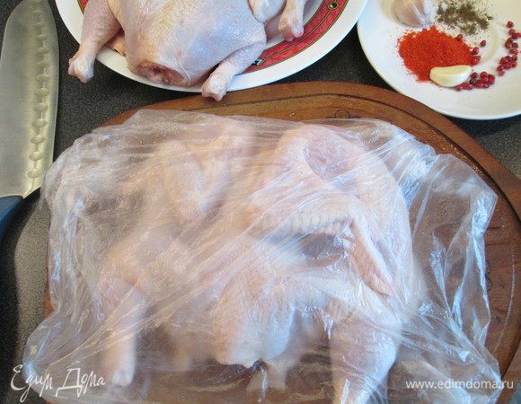 Отбить курицу до плоского состояния (удобно это делать, накрыв ее пищевой пленкой).