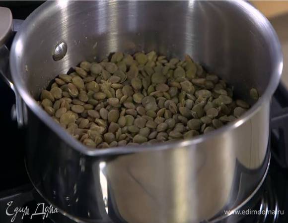 Чечевицу замочить на ночь, затем отварить согласно инструкции на упаковке без добавления соли.