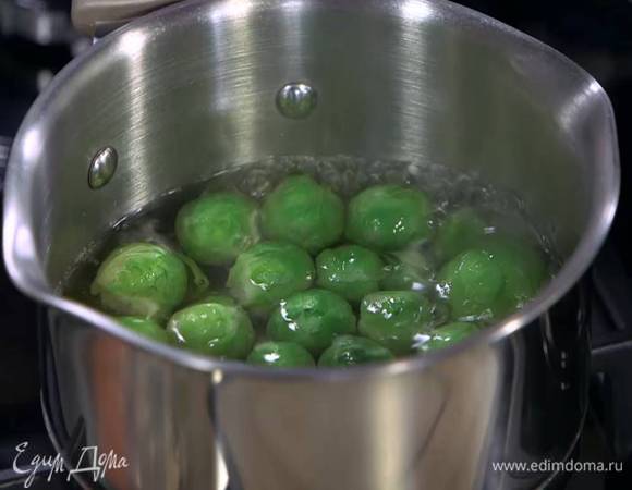 Брюссельскую капусту опустить на несколько минут в кипящую воду, затем отбросить на дуршлаг.