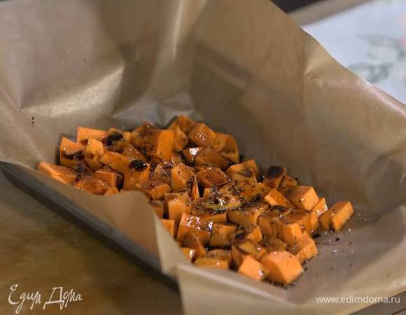 Небольшой противень выстелить бумагой для выпечки, выложить нарезанный батат, сбрызнуть 1‒2 ст. ложками оливкового масла и 1 ч. ложкой бальзамического уксуса, посыпать сахаром, слегка посолить, поперчить и запекать под разогретым грилем 5‒7 минут.