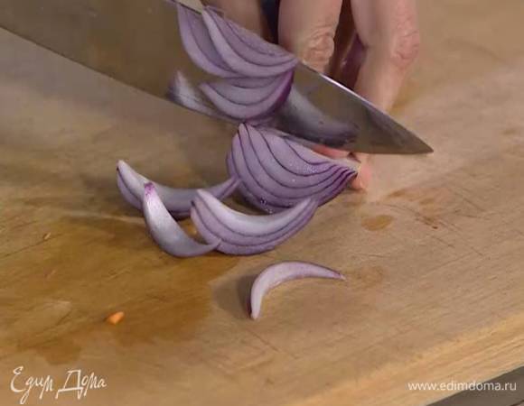 Красный лук почистить и порезать дольками.