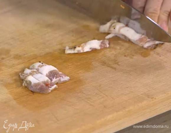 Сало нарезать тонкими полосками.