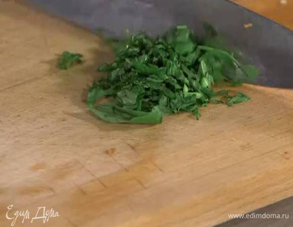 Базилик порубить очень мелко.