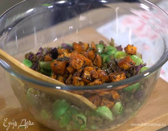 Добавить в салат запеченный батат вместе с выделившимся соком, посыпать базиликом, посолить, поперчить и перемешать.