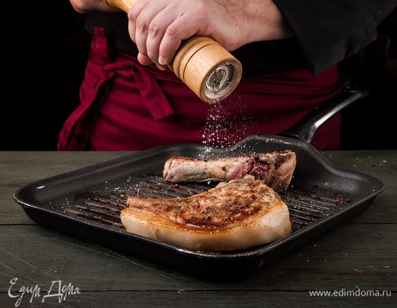 Мясо посолить, поперчить по вкусу. Кусочки мяса смазать маслом и обжарить с каждой стороны по 1,5 минуты.
