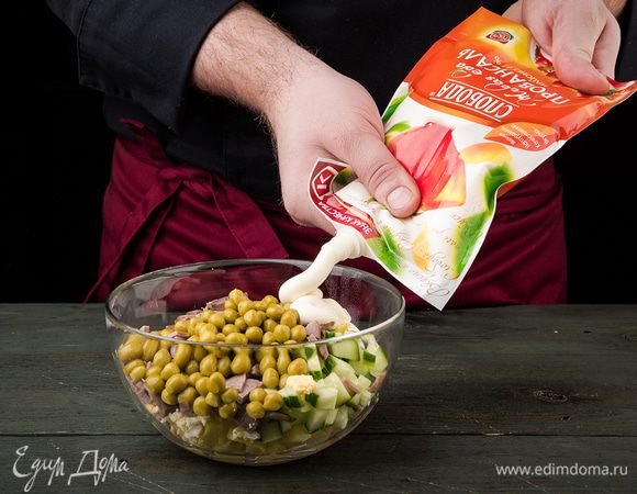 Заправить салат майонезом Провансаль ТМ «Слобода».