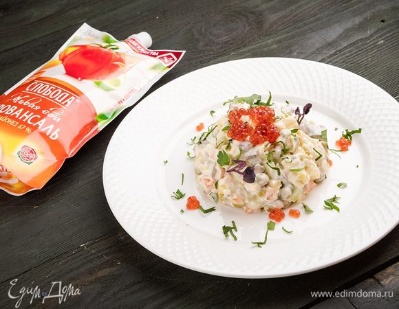 Сверху посыпать мелко нарезанной петрушкой и разложить красную икру.
Праздничное блюдо готово!
