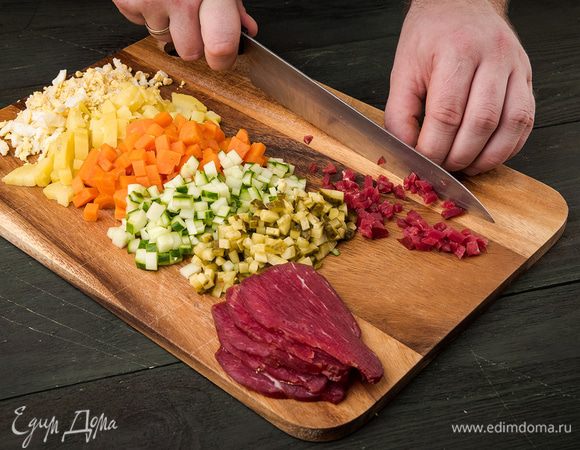 Морковь, картофель, яйца отварить и нарезать кубиками. Так же нарезать свежие и соленые огурцы. Копченую говядину нарезать кубиками побольше.
