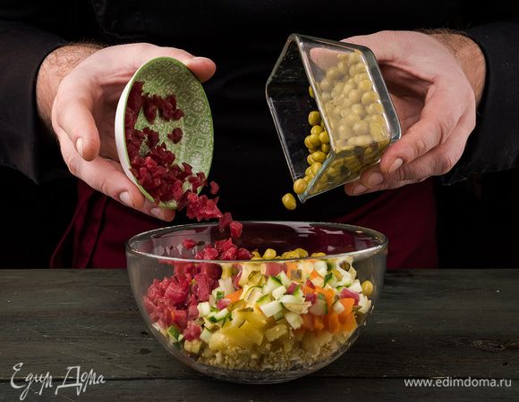 Все смешать, добавить зеленый горошек. Посолить и поперчить.