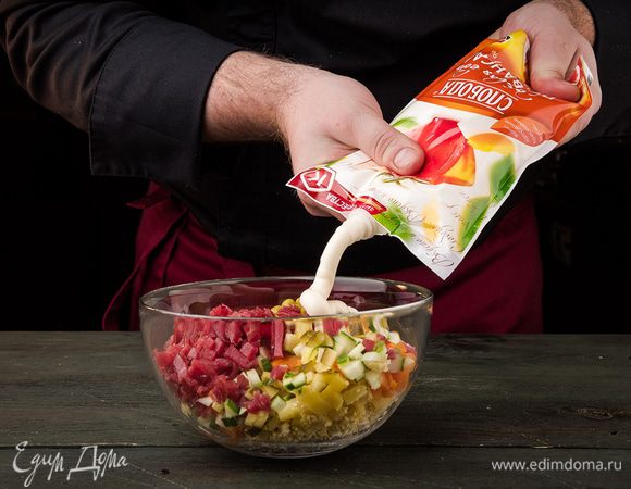 Заправить салат майонезом Провансаль ТМ «Слобода».