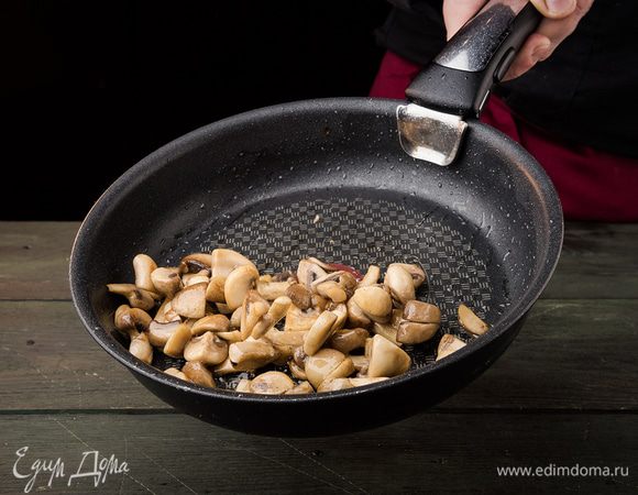 Шампиньоны пожарить на растительном масле. 